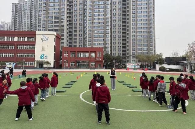 碰撞一场别开生面的体育跨学科融合展示课开元棋牌西安市浐灞十六小：体育与多学科