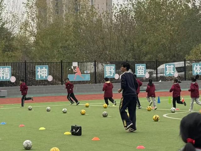 碰撞一场别开生面的体育跨学科融合展示课开元棋牌西安市浐灞十六小：体育与多学科(图5)