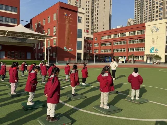 碰撞一场别开生面的体育跨学科融合展示课开元棋牌西安市浐灞十六小：体育与多学科(图3)