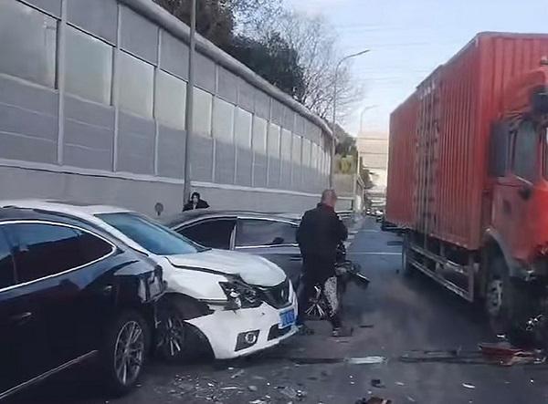 发连环事故 无人员伤亡开元棋牌试玩货车追尾引(图2)